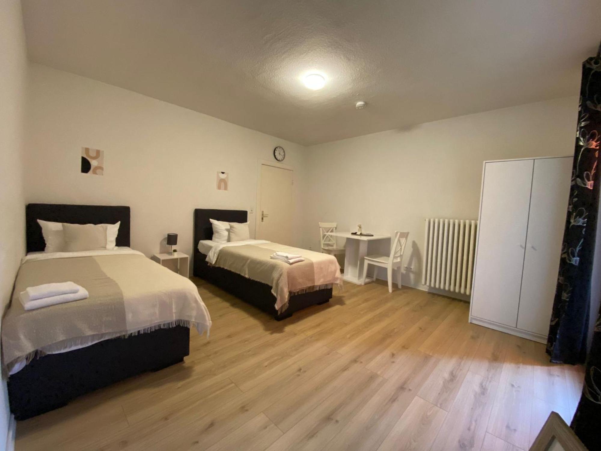 Zentrale 3-Zimmer Wohnung Mit Balkon - Perfekt Fuer Monteure Und Familien 노이뮌스터 외부 사진
