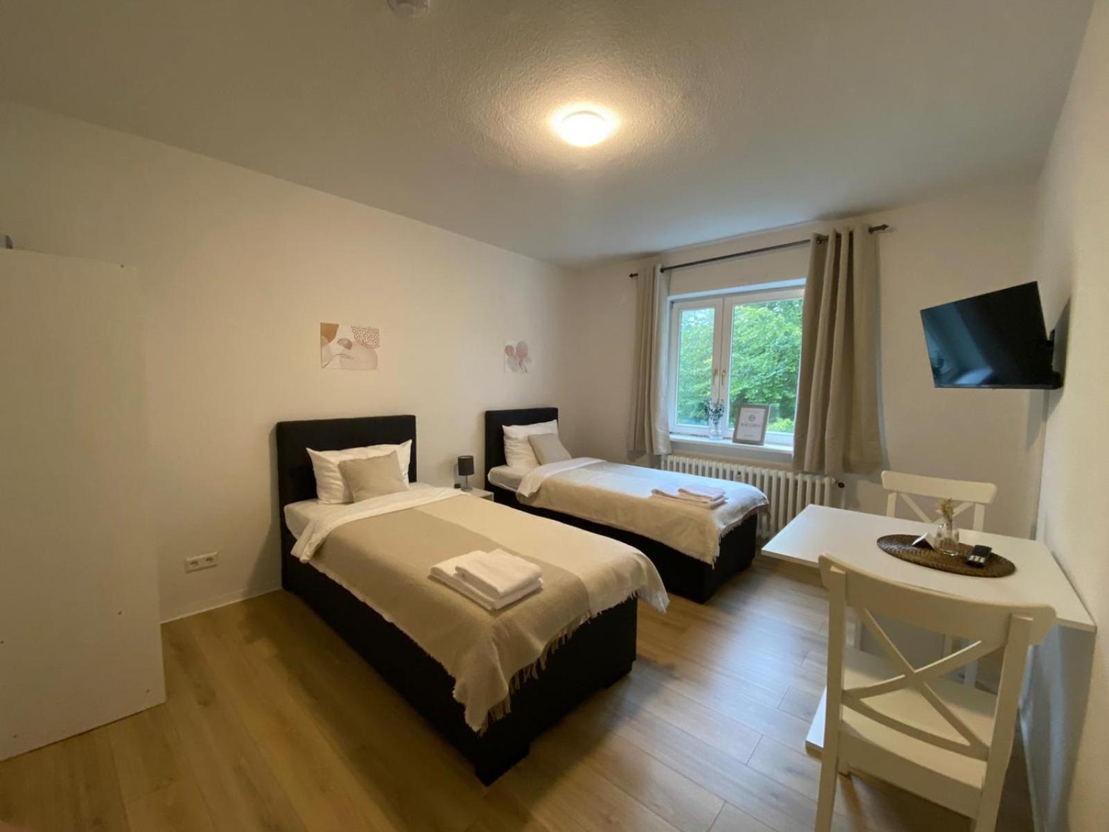 Zentrale 3-Zimmer Wohnung Mit Balkon - Perfekt Fuer Monteure Und Familien 노이뮌스터 외부 사진