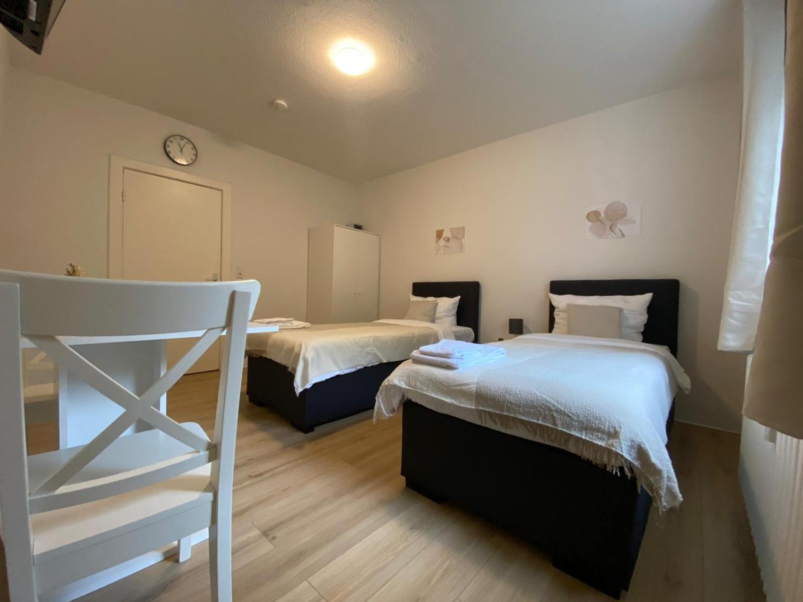 Zentrale 3-Zimmer Wohnung Mit Balkon - Perfekt Fuer Monteure Und Familien 노이뮌스터 외부 사진