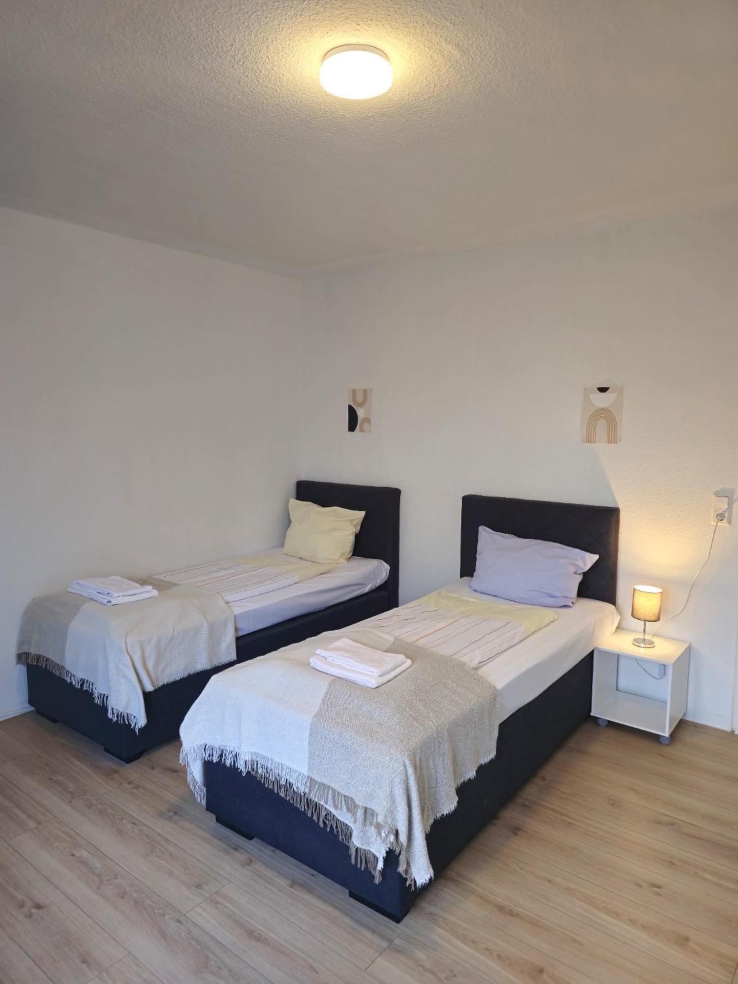 Zentrale 3-Zimmer Wohnung Mit Balkon - Perfekt Fuer Monteure Und Familien 노이뮌스터 외부 사진