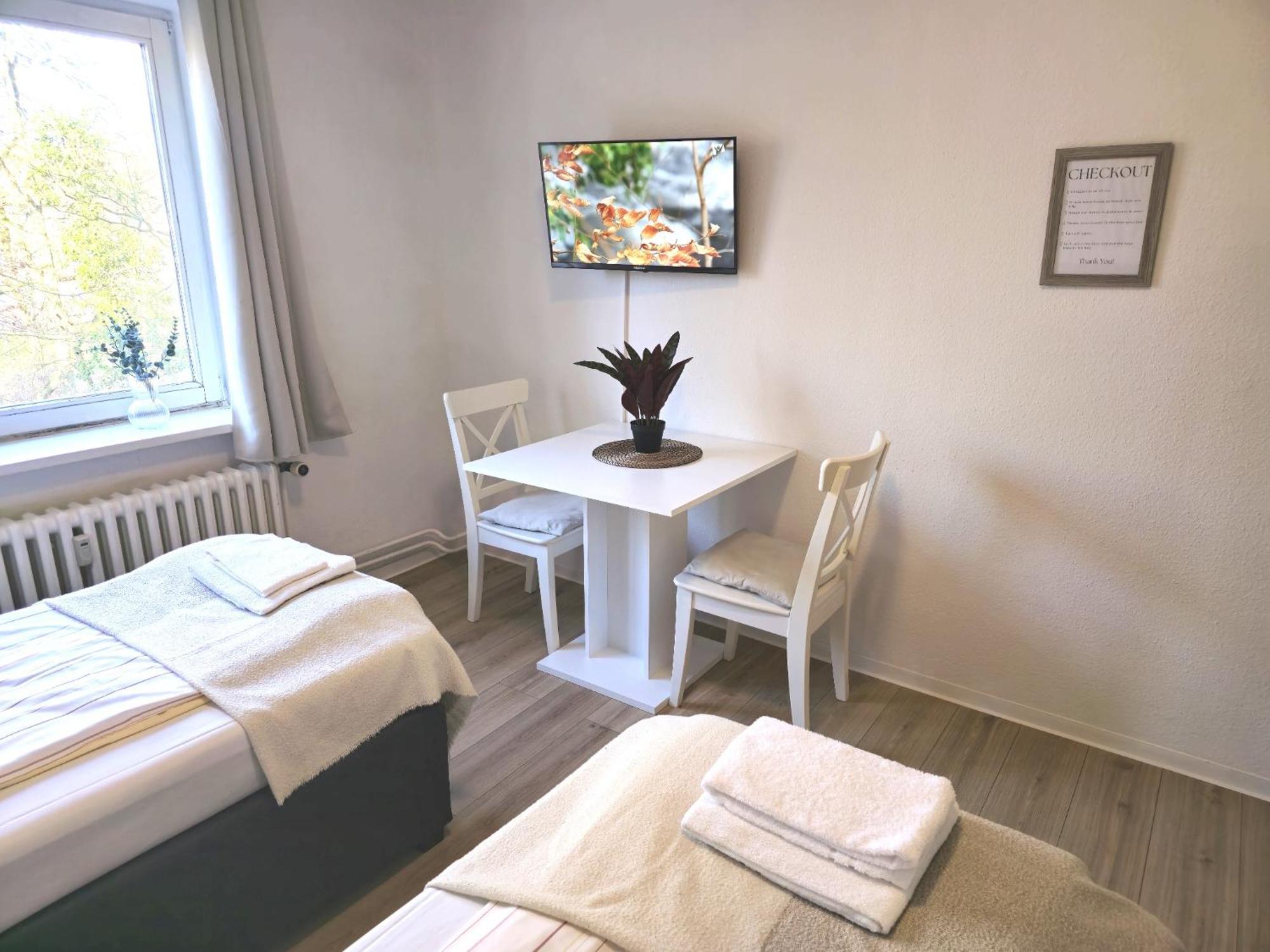 Zentrale 3-Zimmer Wohnung Mit Balkon - Perfekt Fuer Monteure Und Familien 노이뮌스터 외부 사진